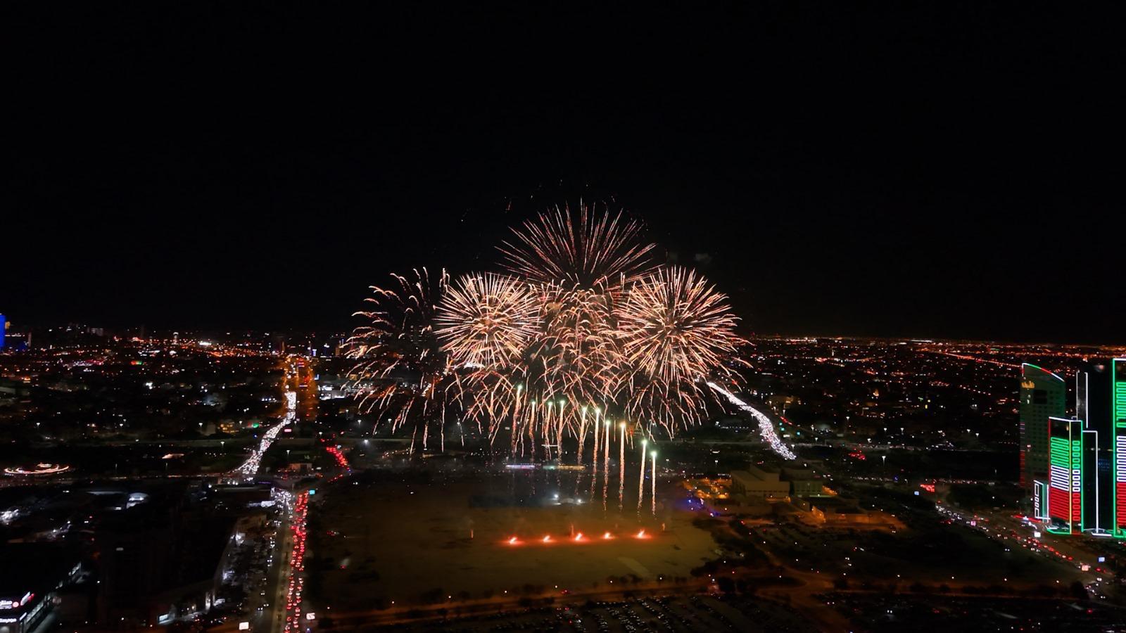 عروض الألعاب النارية في موسم الرياض تنفيذ عرض تشغيل الألعاب النارية في الجزيرة الخضراء بواسطة محترفي Echoes Fireworks – احتفالات وطنية كبرى 2025