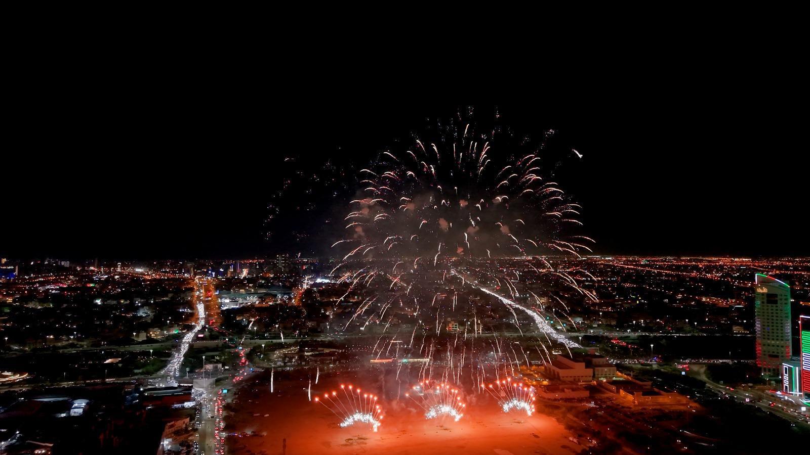 عروض الألعاب النارية في موسم الرياض تنفيذ عرض تشغيل الألعاب النارية في الجزيرة الخضراء بواسطة محترفي Echoes Fireworks – احتفالات وطنية كبرى 2025